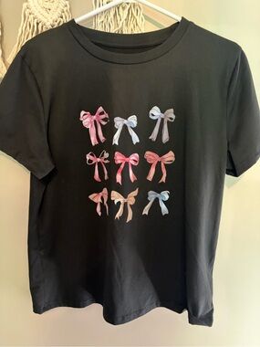 Women Black Short Sleeve Tee with Bow Graphic